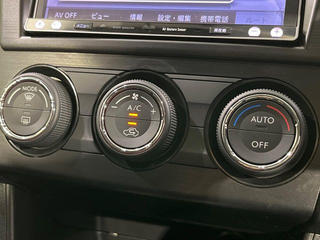 【オートエアコン】一度お好みの温度に設定すれば、車内の温度を検知し風量や温度を自動で調整。暑い&hellip;寒い&hellip;と何度もスイッチ操作をする必要はありません。快適な車内空間には必須の機能ですね♪