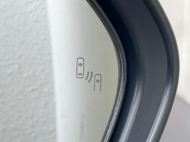 【ブラインドスポットモニター】走行中、ドアミラーの死角になりやすい箇所に後続車が接近するとサイドミラーのレンズに警告を表示!ドライバーに注意喚起をしてくれます。
