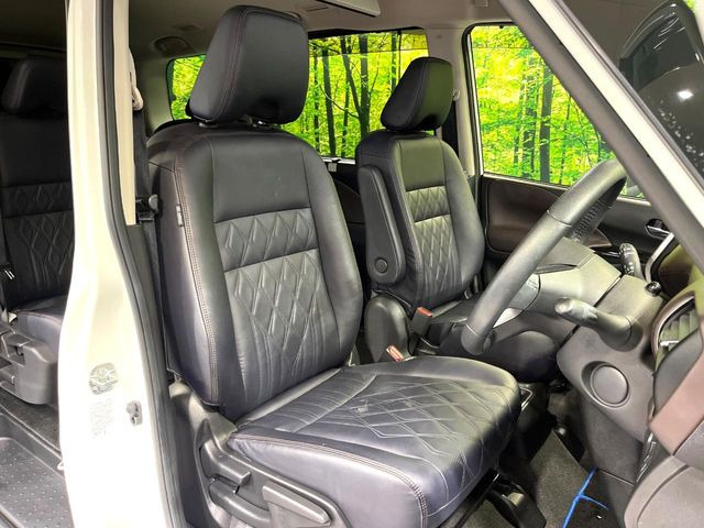 運転席シート廻りは使用感も少なく、良好な状態となっています。丁寧に使われていたことがよくわかりますね。