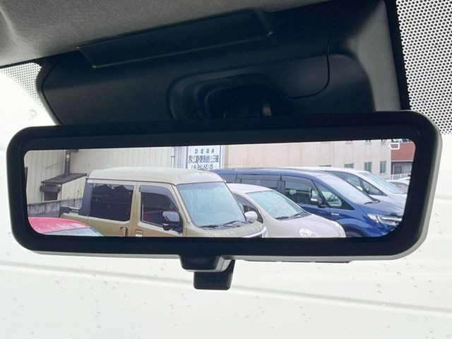 【デジタルインナーミラー】後席の大きな荷物や同乗者で後方が確認しづらい時でも安心!カメラが撮影した車両後方の映像をルームミラー内に表示。クリアな視界で状況の確認が可能です!