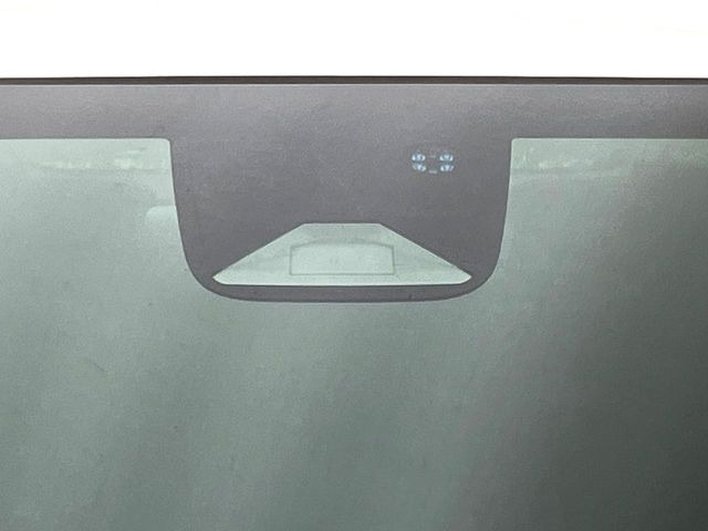 【ホンダセンシング】走行中に前方の車両等を認識し、衝突しそうな時は警報とブレーキで衝突回避と被害軽減をアシスト。より安全にドライブをお楽しみいただけます。