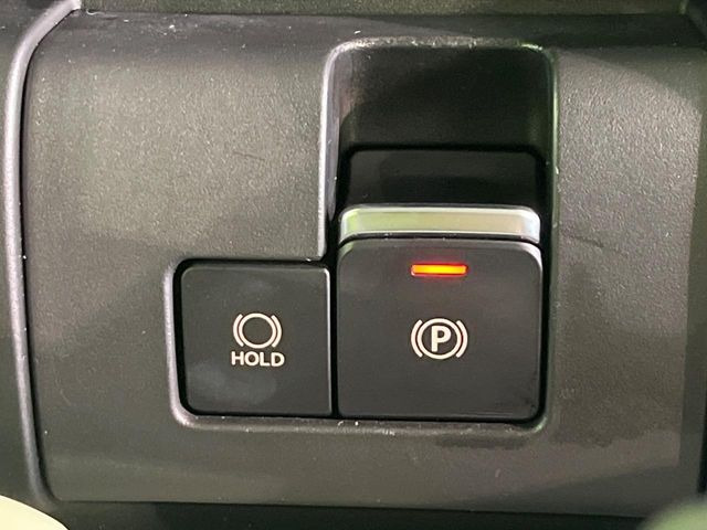 【オートブレーキホールド】信号待ちや渋滞で停車時にブレーキから足を離しても、停止状態を保持してくれます。前進するときはアクセルを踏めば自動で解除されるので安心♪街乗り運転が楽になります♪