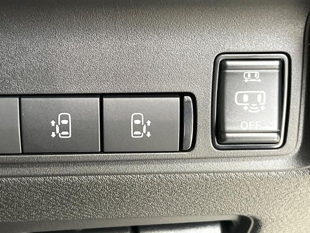 【ハンズフリー機能付き両側パワースライドドア】スライドドアの下に足先を入れてすぐ引くと、自動的にスライドドアが開閉します!荷物で両手がふさがった状態でも、ドアの開閉ができてとっても便利!