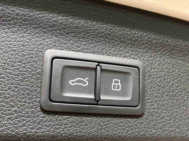 【パワーバックドア】スマートキーや運転席のボタンを押すだけでリアゲートが自動で開閉します!荷物を持っている時や、高い位置にあるバックドアを閉める際に便利な機能です♪