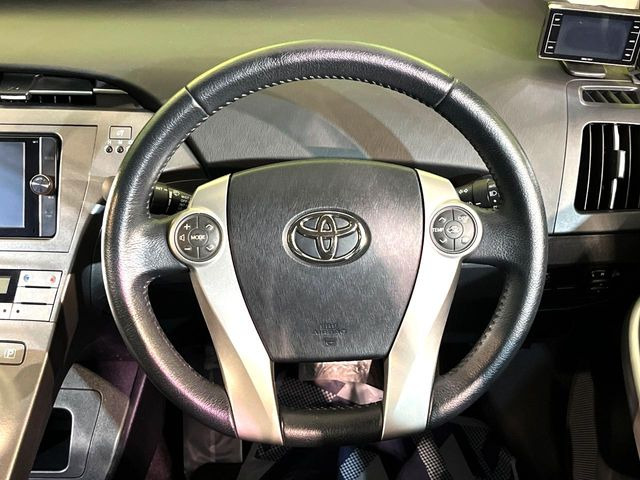 インテリアに合わせたデザインのステアリングは、運転される方のことも考え、運転しやすい形状、大きさです。是非一度、実際に触ってお確かめください。