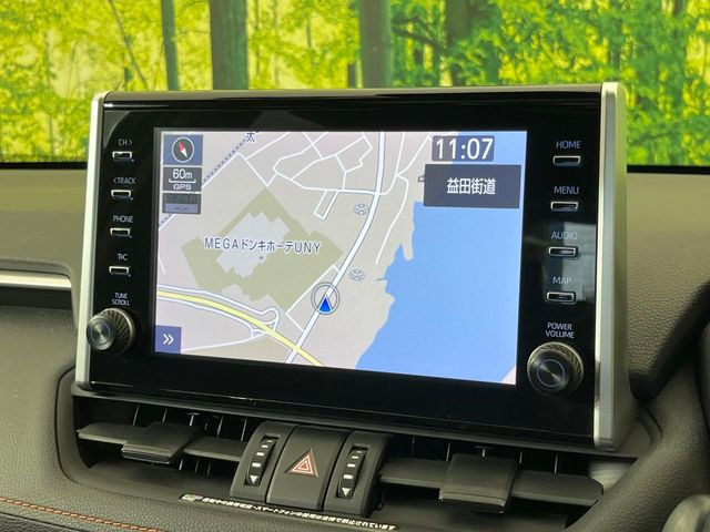 【メーカー純正9型ナビ】インテリアに溶け込むスタイリッシュな「専用設計」メーカーナビを装備♪視認性や操作性など基本性能にも優れ、より上質なカーライフをお楽しみいただけます。