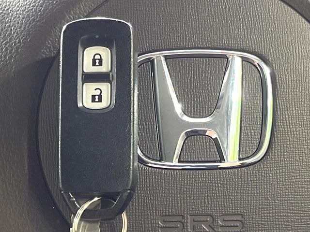 �yHonda�X�}�[�g�L�[�z�J�o����|�P�b�g�ɓ��ꂽ�܂܂ł��h�A�̎{���E�������\�ȃX�}�[�g�L�[�𑕔��B�G���W���̃I���E�I�t�����J�M�����o���K�v����������Ƃ��Ă��֗��ł���