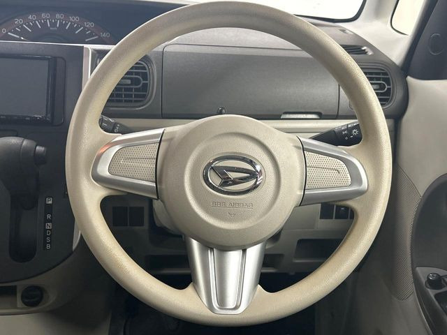 インテリアに合わせたデザインのステアリングは、運転される方のことも考え、運転しやすい形状、大きさです。是非一度、実際に触ってお確かめください。