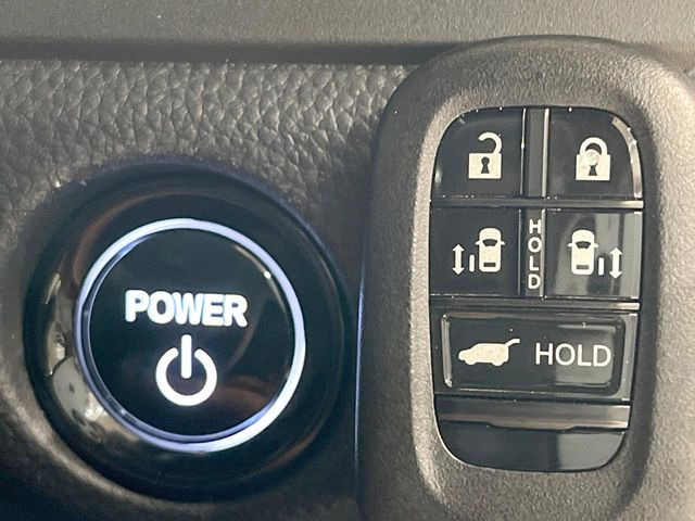 【Hondaスマートキー】カバンやポケットに入れたままでもドアの施錠・解錠が可能なスマートキーを装備。エンジンのオン・オフ時もカギを取り出す必要が無いからとっても便利です♪