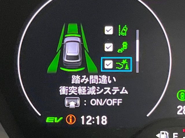【ホンダセンシング】走行中に前方の車両等を認識し、衝突しそうな時は警報とブレーキで衝突回避と被害軽減をアシスト。より安全にドライブをお楽しみいただけます。