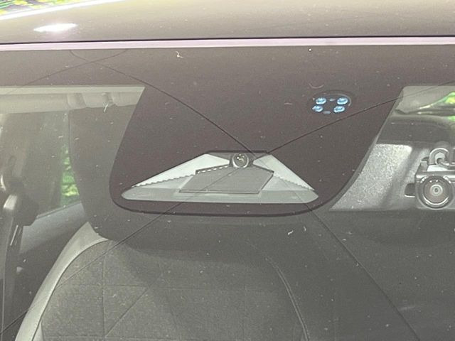 【ホンダセンシング】走行中に前方の車両等を認識し、衝突しそうな時は警報とブレーキで衝突回避と被害軽減をアシスト。より安全にドライブをお楽しみいただけます。