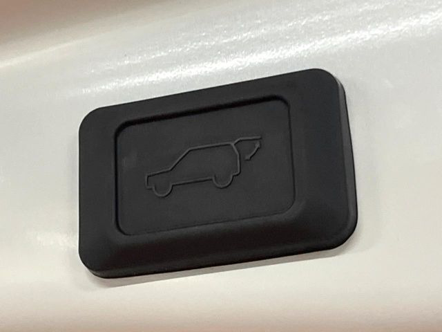 【パワーバックドア】スマートキーや運転席のボタンを押すだけでリアゲートが自動で開閉します!荷物を持っている時や、高い位置にあるバックドアを閉める際に便利な機能です♪