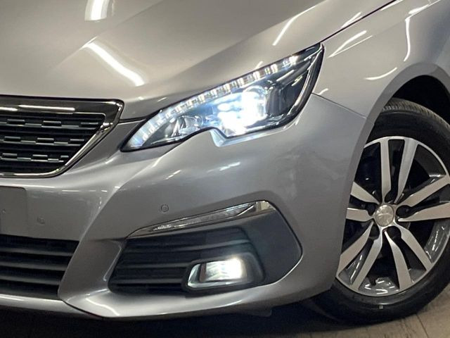 ●LEDヘッドライト:夜間走行時も良好な視界を確保し安心して運転できる高輝度LEDヘッドライトを装備!点灯速度が早く、消費電力も抑えられています。