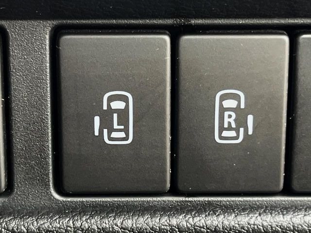 【両側パワースライドドア】スマートキーや運転席のスイッチで後席両側スライドドアの開閉が可能♪電動だから力を入れてドアを開ける必要が無く、小さなお子様でも簡単に開け閉めでき快適です♪