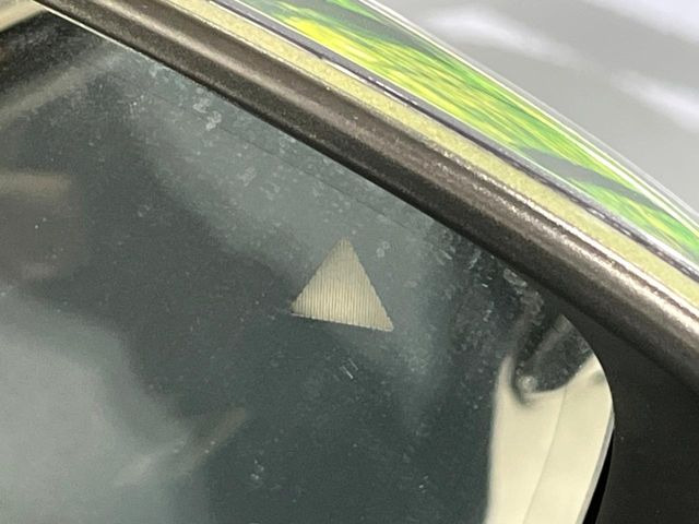 【ブラインドスポットモニタリング】走行中、ドアミラーの死角になりやすい箇所に後続車が接近するとサイドミラー付近に警告を表示、ドライバーに注意喚起をしてくれます。