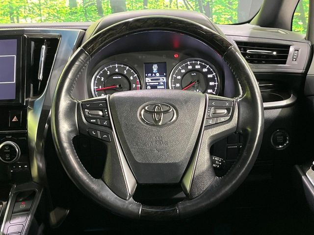 【クルーズコントロール】高速道路もラクラク走行。アクセルを離しても一定速度で走行ができ、長距離運転時の負担を軽減!加速・減速も簡単なスイッチ操作で調整できます。
