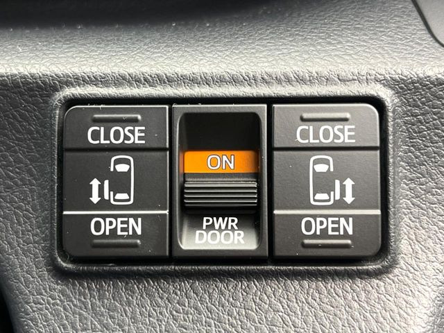 【両側パワースライドドア】スマートキーや運転席のスイッチで後席両側スライドドアの開閉が可能♪電動だから力を入れてドアを開ける必要が無く、小さなお子様でも簡単に開け閉めでき快適です♪