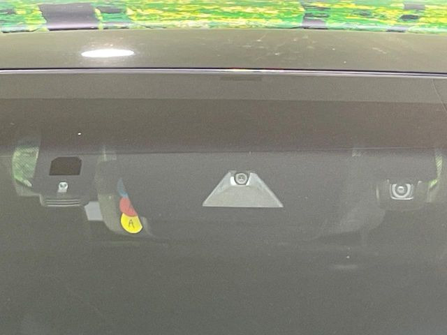 【トヨタセーフティセンス】走行中に前方の車両等を認識し、衝突しそうな時は警報とブレーキで衝突回避と被害軽減をアシスト。より安全にドライブをお楽しみいただけます。
