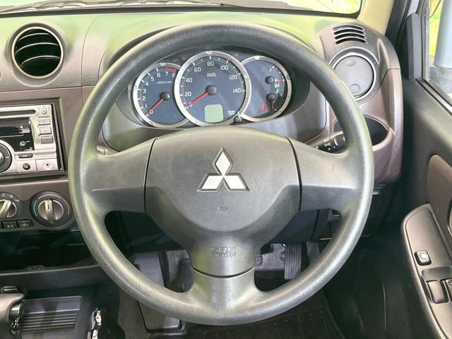 �C���e���A�ɍ��킹���f�U�C���̃X�e�A�����O�́A�^�]�������̂��Ƃ��l���A�^�]���₷���`��A�傫���ł��B�����x�A���ۂɐG���Ă��m���߂��������B
