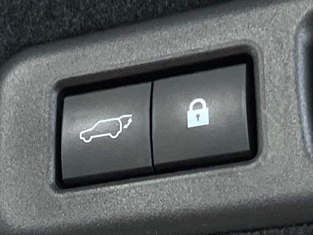 【パワーバックドア】スマートキーや運転席のボタンを押すだけでリアゲートが自動で開閉します!荷物を持っている時や、高い位置にあるバックドアを閉める際に便利な機能です♪