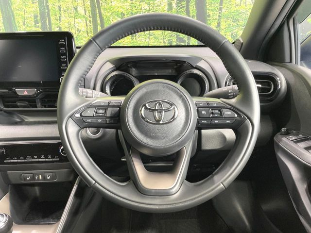 【ステアリングヒーター】冬場に冷たくなりやすい革巻きステアリングを、スイッチ一つで素早く適温に!エアコンよりも早く温まってくれるので、寒い日の運転も快適になりますね♪