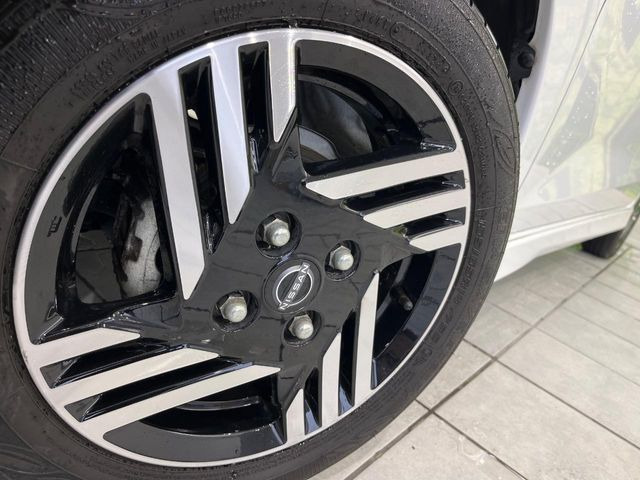 �y����14�C���`�A���~�z�C�[���z�O�ςɃ}�b�`���������A���~�z�C�[���𑕒����Ă���܂��B�e��ЊO�A���~�z�C�[����A�X�^�b�h���X�^�C�����戵�����Ă���܂��B���񂲑��k����������