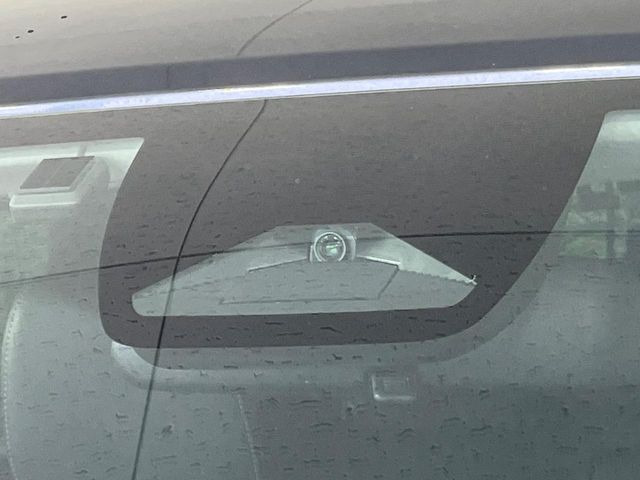 【ホンダセンシング】走行中に前方の車両等を認識し、衝突しそうな時は警報とブレーキで衝突回避と被害軽減をアシスト。より安全にドライブをお楽しみいただけます。