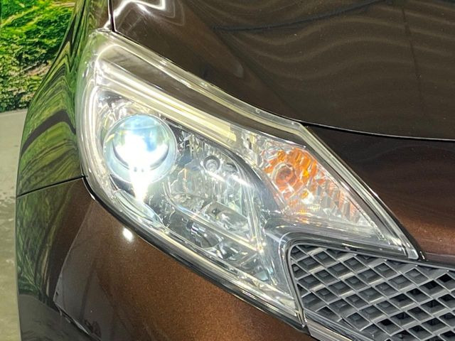 【HIDヘッドライト】非常に明るく前方を照らしてくれるので、悪天候や夜間の走行時も視界良好で安心してお乗りいただけます。