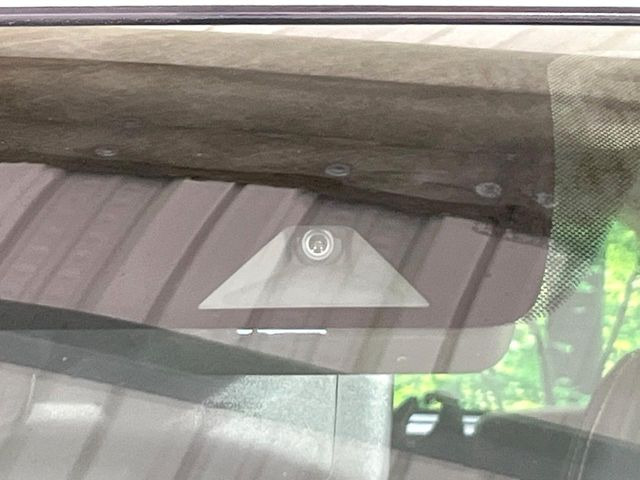 【インテリジェントエマージェンシーブレーキ】フロントカメラで前方の車両や歩行者を検知。衝突しそうな時は衝突被害軽減ブレーキが作動、衝突回避をサポート。より安全にドライブをお楽しみいただけます。