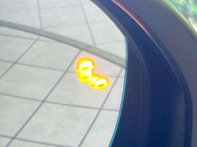 【ブラインドスポットインフォメーション】走行中、ドアミラーの死角になりやすい箇所に後続車が接近するとサイドミラー付近に警告を表示、ドライバーに注意喚起をしてくれます。
