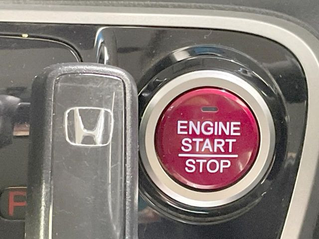 �yHonda�X�}�[�g�L�[�z�J�o����|�P�b�g�ɓ��ꂽ�܂܂ł��h�A�̎{���E�������\�ȃX�}�[�g�L�[�𑕔��B�G���W���̃I���E�I�t�����J�M�����o���K�v����������Ƃ��Ă��֗��ł���
