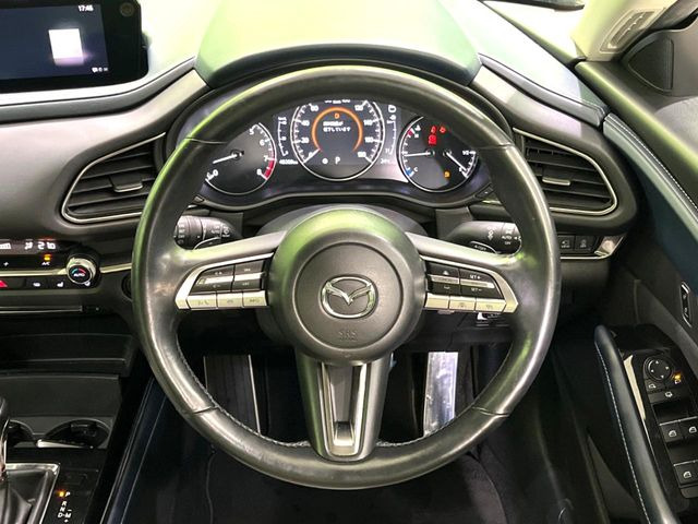【純正革巻きステアリング】上質な革を使用することで、手にしっかり馴染みとても運転しやすいハンドルです♪