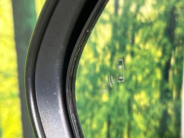【ブラインドスポットモニター】走行中、ドアミラーの死角になりやすい箇所に後続車が接近するとサイドミラーのレンズに警告を表示!ドライバーに注意喚起をしてくれます。