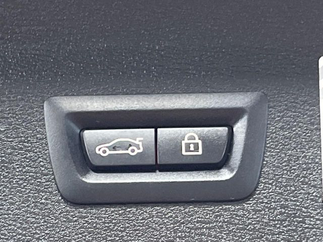 ●電動リアゲート:ワンタッチでリアゲートの開閉ができ、荷物などで両手が塞がっている状態でも簡単に開閉ができる便利機能です。