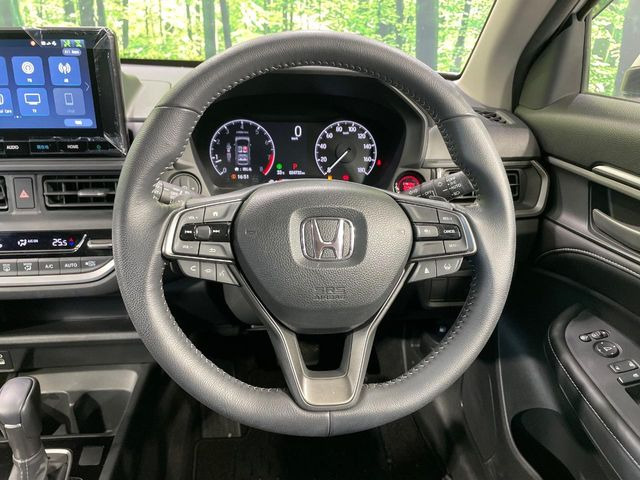 【ステアリングスイッチ】運転中、前方から目線をそらすことなく、オーディオ等の操作が可能な便利機能!安心&快適なドライブを演出してくれます♪