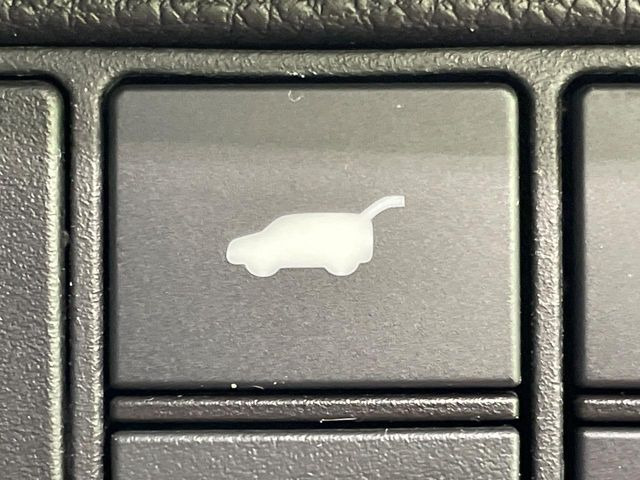 【パワーバックドア】スマートキーや運転席のボタンを押すだけでリアゲートが自動で開閉します!荷物を持っている時や、高い位置にあるバックドアを閉める際に便利な機能です♪