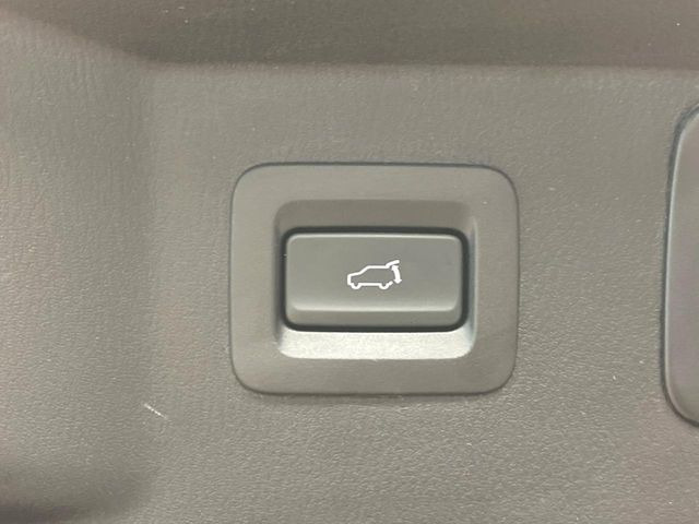 【パワーバックドア】スマートキーや運転席のボタンを押すだけでリアゲートが自動で開閉します!荷物を持っている時や、高い位置にあるバックドアを閉める際に便利な機能です♪