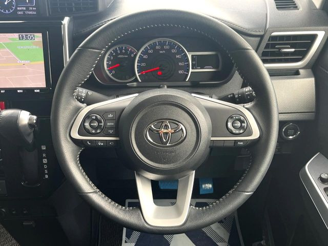 �C���e���A�ɍ��킹���f�U�C���̃X�e�A�����O�́A�^�]�������̂��Ƃ��l���A�^�]���₷���`��A�傫���ł��B�����x�A���ۂɐG���Ă��m���߂��������B