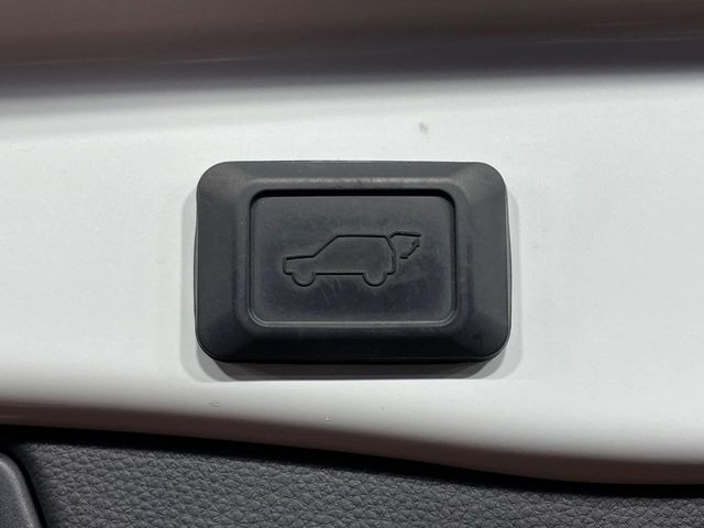 【パワーバックドア】スマートキーや運転席のボタンを押すだけでリアゲートが自動で開閉します!荷物を持っている時や、高い位置にあるバックドアを閉める際に便利な機能です♪