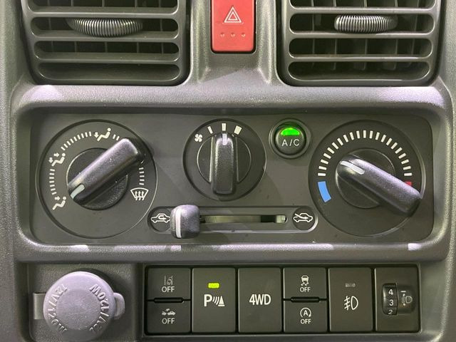 寒い冬も暑い夏も全席に快適な空調を届けてくれる、ダイヤル式エアコンを装備♪