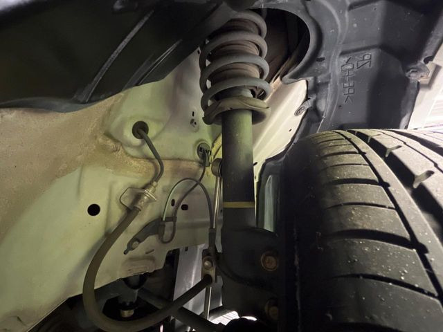 お車を安心してお乗りいただく為には、足回りの定期点検が欠かせません。サービスサポート(有償保証)では無料点検もご提供しており、安心のカーライフをお過ごしいただけるサポート体制が整っています。