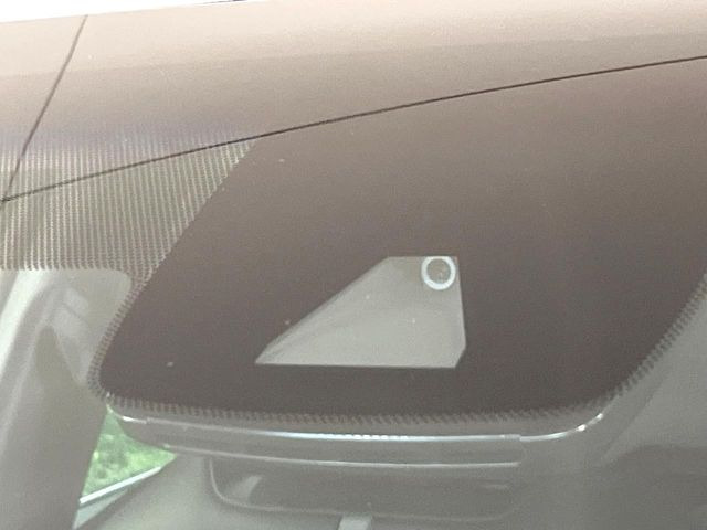 【プリクラッシュセーフティ】前方の車両等を検知し、衝突しそうな時は警報で注意を促し、ブレーキを踏む力をサポート。ブレーキを踏めなかった場合は衝突被害軽減ブレーキが作動、衝突回避をサポートします。