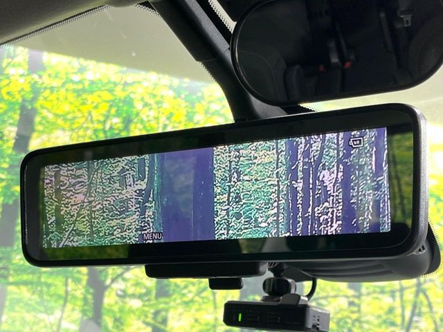 【スマートルームミラー】後席の大きな荷物や同乗者で後方が確認しづらい時でも安心!カメラが撮影した車両後方の映像をルームミラー内に表示。クリアな視界で状況の確認が可能です!
