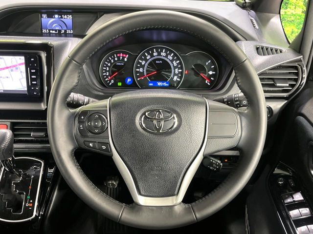 【ステアリングスイッチ】運転中、前方から目線をそらすことなく、オーディオ等の操作が可能な便利機能!安心&快適なドライブを演出してくれます♪