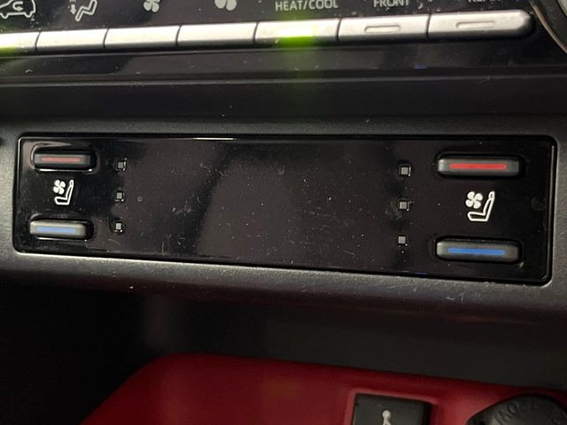 【シートヒーター&ベンチレーション】夏場は涼しい風でお尻や背中の熱やムレを防ぎ、冬はエアコンよりも早く温まってポカポカに!季節を問わず快適に過ごせます。