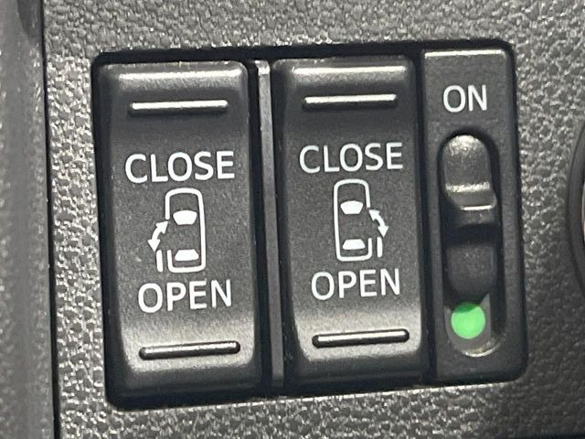 【両側パワースライドドア】スマートキーや運転席のスイッチで後席両側スライドドアの開閉が可能♪電動だから力を入れてドアを開ける必要が無く、小さなお子様でも簡単に開け閉めでき快適です♪