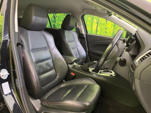 後部座席も気になるようなキズ・汚れやへたり等、大きなダメージはなく、良好な状態です。