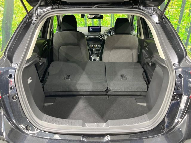 積み下ろしのしやすいデッキにはたっぷりと荷物を積み込んでいただけます。遊びから仕事まで、様々なシーンで頼れます♪