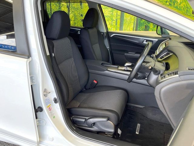 運転席まわりには十分なスペースがあり、大柄な方でもゆったり運転していただける環境です。