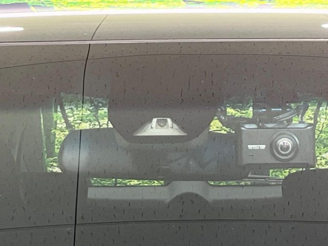 【ホンダセンシング】走行中に前方の車両等を認識し、衝突しそうな時は警報とブレーキで衝突回避と被害軽減をアシスト。より安全にドライブをお楽しみいただけます。